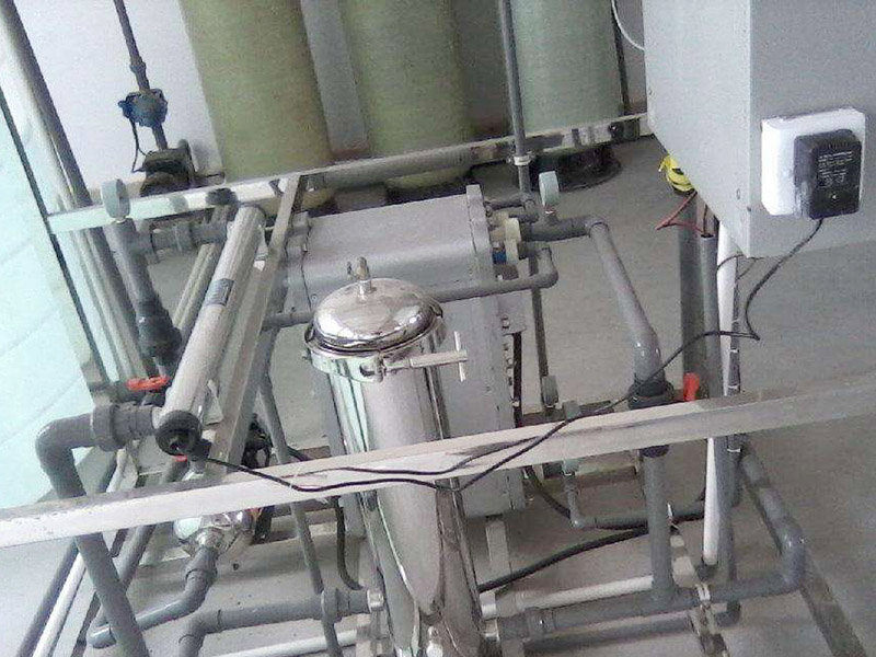 EDI系統(tǒng)是在壓力作用下,水透過(guò)反滲透膜成為純水